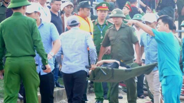 Dừng đua ghe khẩn cấp sau vụ chìm thuyền làm hai người tử vong