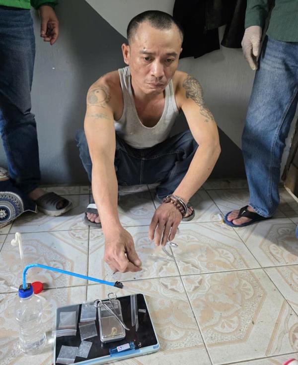 Anh em sinh đôi đập đá tại gia