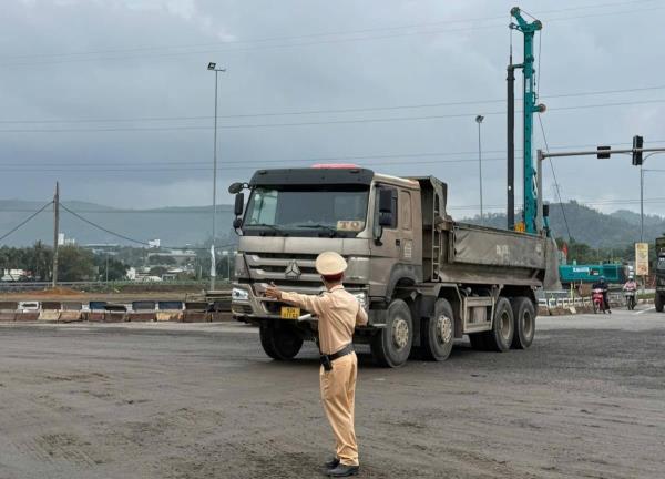 Cảnh sát giao thông chỉ huy, điều khiển giao thông tại nút cao tốc Đà Nẵng - Quảng Ngãi trong thời gian thi công