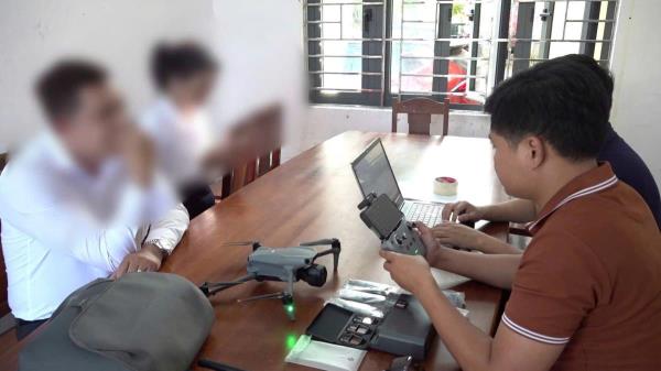 Máy bay to sợ máy bay đồ chơi