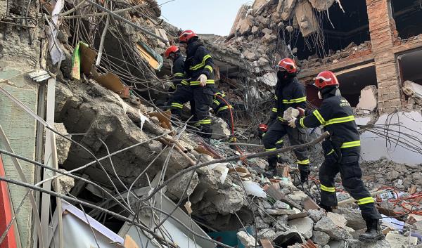 Lực lượng cứu hộ của Công an Việt Nam lật từng mảng bê tông tìm người mắc kẹt ở Thổ Nhĩ Kỳ