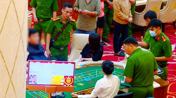 Bóc gỡ sòng bạc trong khách sạn, tạm giữ hàng trăm ngàn USD