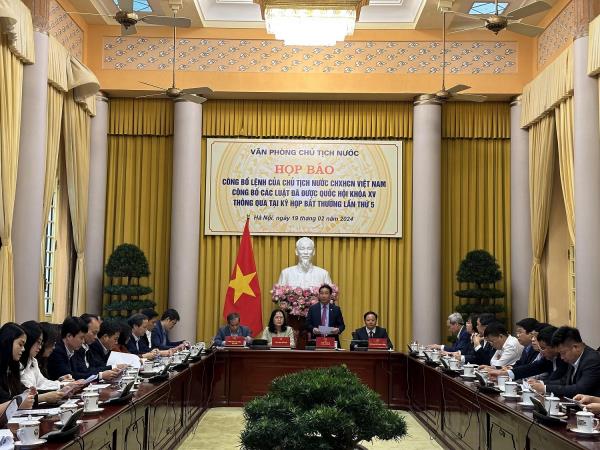 Công bố Luật Đất đai và Luật Các tổ chức tín dụng