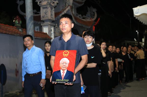 Ngày Quốc tang thứ hai, người dân vẫn xếp hàng dài viếng Tổng Bí thư Nguyễn Phú Trọng