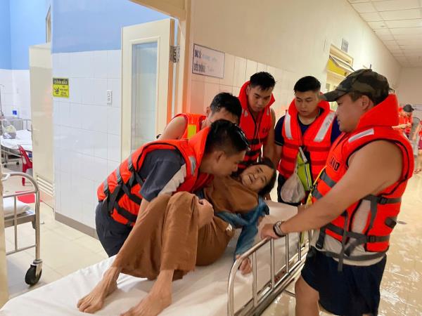 Huế: Mưa lớn gây sập cầu, Công an sơ tán bệnh nhân trong biển nước, di chuyển dân đến trú tại trụ sở