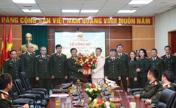 Công bố Quyết định về công tác cán bộ tại Cục Truyền thông CAND và Cục Khoa học, Chiến lược và Lịch sử Công an