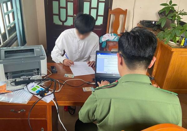 Khởi tố vụ thí sinh dùng camera cúc áo truyền ra ngoài nhờ cứu trợ môn Văn