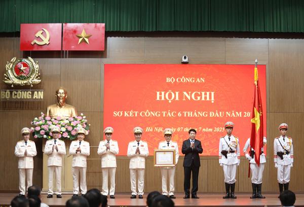 Trao Huân chương cao quý tặng Bộ Công an và các tập thể, cá nhân xuất sắc