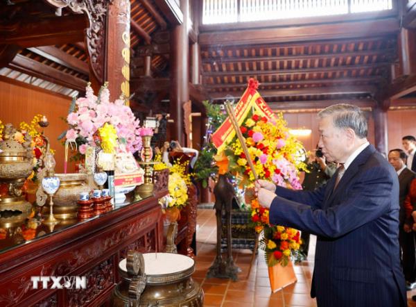 Tổng Bí thư Tô Lâm dâng hương tưởng niệm Chủ tịch Hồ Chí Minh tại Nghệ An