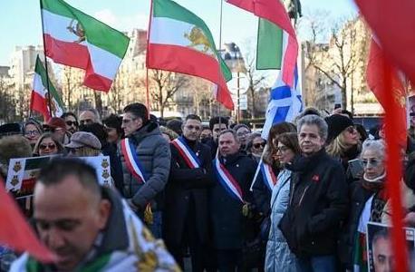 Iran triển khai gói trợ cấp toàn dân để xoa dịu biểu tình