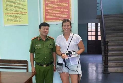 Trao trả tài sản bị mất cho du khách