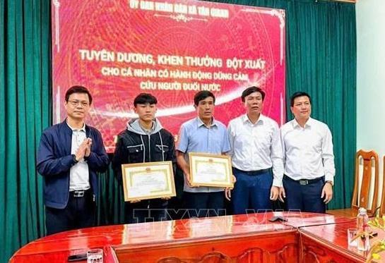 Khen thưởng hai bố con cứu người trong vụ lật thuyền trên sông Gianh