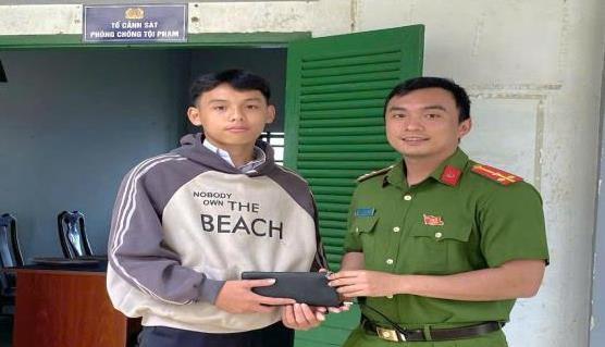 Công an xã Đức Lập trao trả tài sản cho người dân đánh rơi