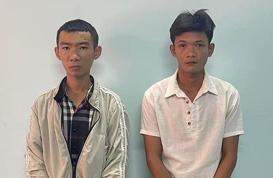 Con nghiện cùng xộ khám