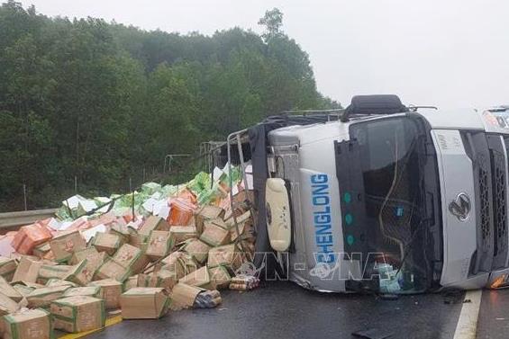 Nhiều xe tải gặp nạn trên đường