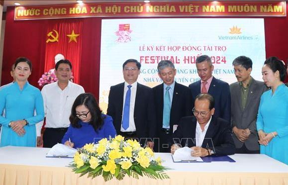 Vietnam Airlines ký kết tài trợ cho Festival Huế 2024