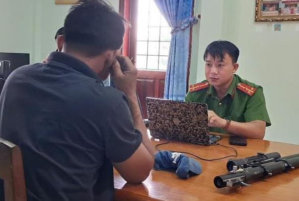 Nhặt được vũ khí giao nộp Công an