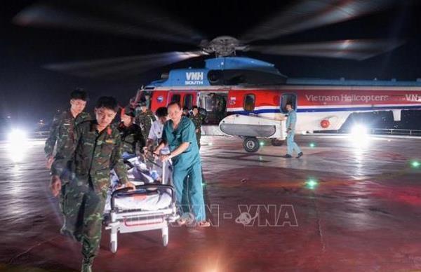 Trực thăng vận chuyển ngư dân nguy kịch từ Trường Sa về đất liền điều trị