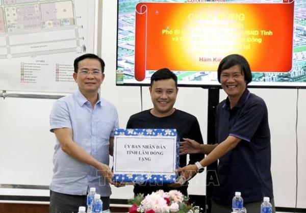 Lãnh đạo tỉnh Lâm Đồng thăm, tặng quà động viên người lao động trong các khu công nghiệp