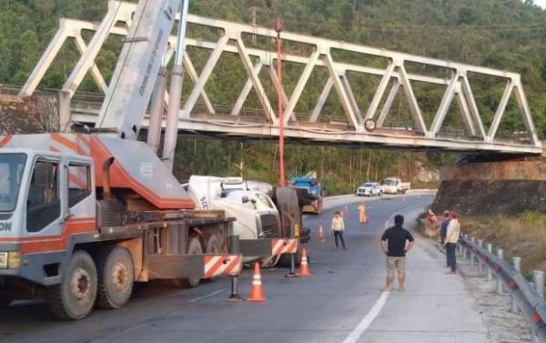 Lật xe đầu kéo