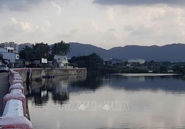 Xử lý kịp thời hiện tượng dầu loang trên sông Cu Đê