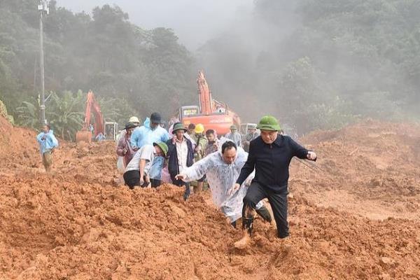 Phó Thủ tướng Trần Lưu Quang khảo sát hiện trường vụ sạt lở đèo Bảo Lộc