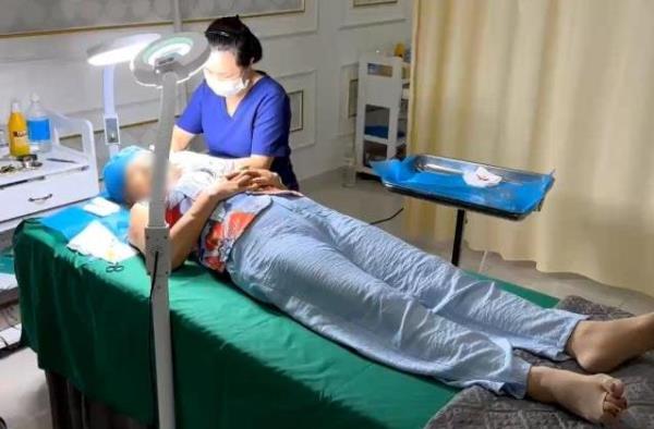 Chuyên gia làm đẹp là…  lao công