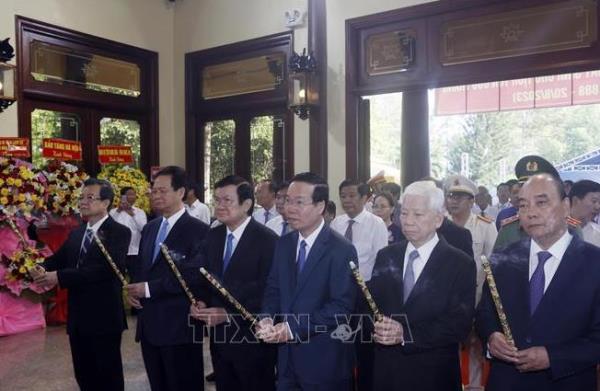 Chủ tịch nước Võ Văn Thưởng dâng hương tưởng niệm Chủ tịch Tôn Đức Thắng