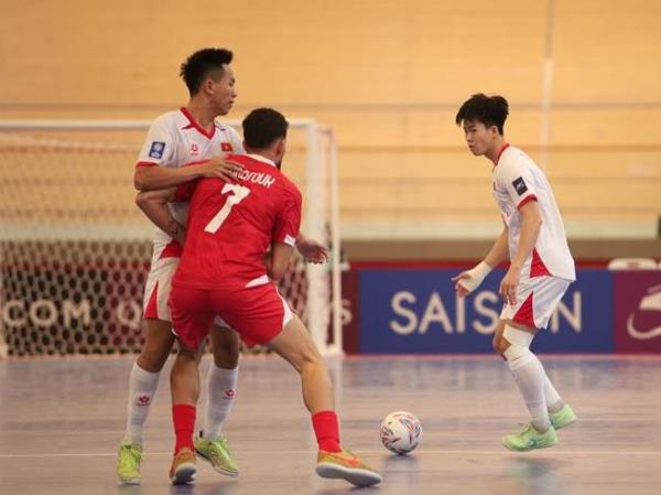 Tiếp đà chiến thắng, đội tuyển futsal Việt Nam vào tứ kết