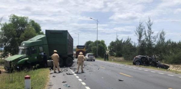 Xe 5 chỗ đấu đầu ô tô tải ở Quảng Bình: 3 người trong 1 gia đình tử vong