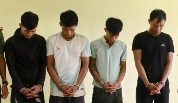 Nhóm trai làng theo lũ dọn đồ nhà dân