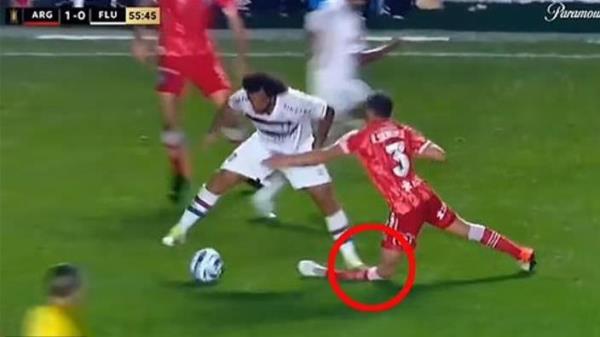 Pha bóng rùng rợn