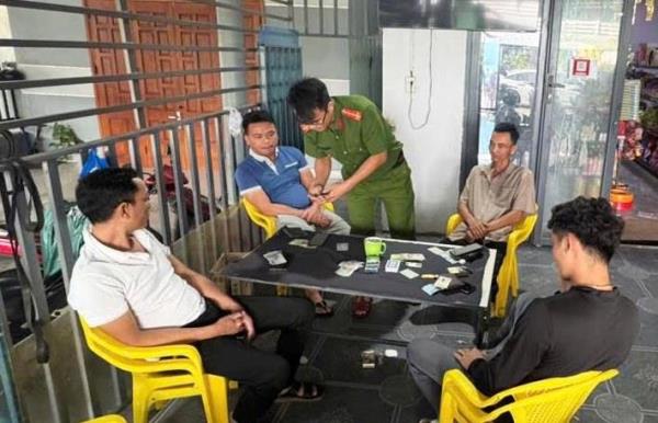 Bắt quả tang nhiều thần bài đang đấu trí