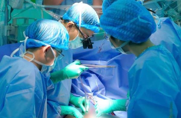 Đưa trái tim từ Hà Nội vào TPHCM, hồi sinh sự sống cho bệnh nhi 11 tuổi