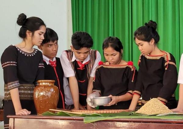 Học sinh dân tộc thiểu số chung tay bảo tồn bản sắc văn hóa truyền thống