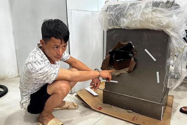 Phá két sắt trộm tài sản