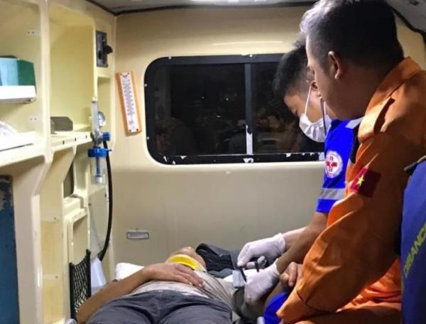 Kịp thời đưa ngư dân gặp nạn trên biển vào bờ cấp cứu