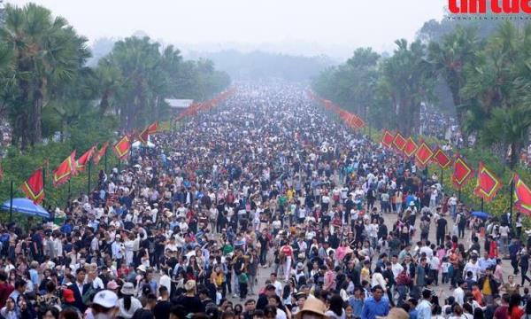 Đền Hùng ken đặc người trước ngày giỗ Tổ Hùng Vương