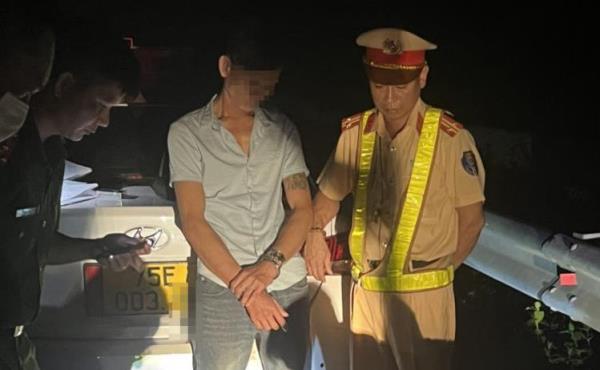 Cảnh sát giao thông Quảng Trị bắt vụ vận chuyển 6.000 viên ma túy hồng phiến trên xe taxi