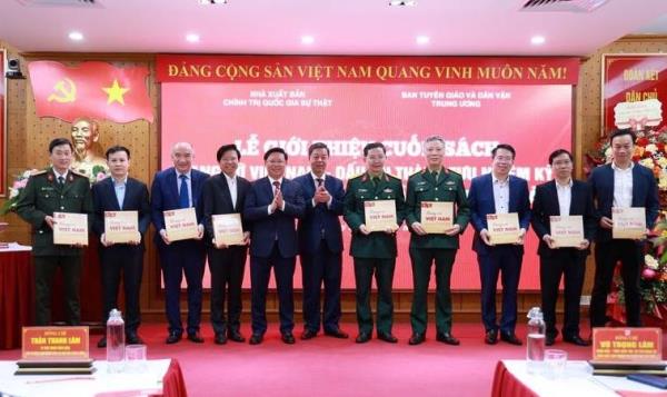 Giới thiệu cuốn sách Rạng rỡ Việt Nam - Dấu ấn thành tựu nhiệm kỳ Đại hội đại biểu toàn quốc lần thứ XIII của Đảng