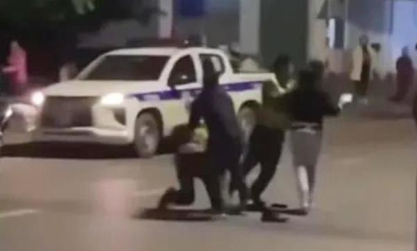 Tạm giữ hình sự 2 đối tượng tấn công CSGT khi đo nồng độ cồn