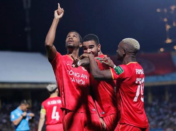 V.League 2023 trước vạch đích: Đua tứ mã và đua tam mã