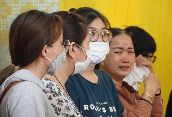 Vụ rơi máy bay trực thăng Bell-505 ở Vịnh Hạ Long: Thắt lòng đón thi thể người thân