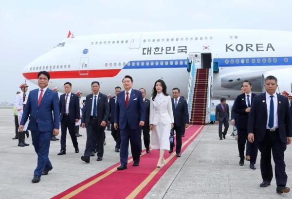Tổng thống Hàn Quốc Yoon Suk Yeol đến Hà Nội, bắt đầu thăm cấp Nhà nước tới Việt Nam