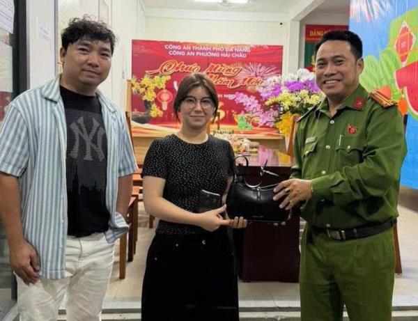 Trao trả tài sản thất lạc cho người dân