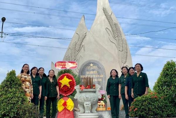 Tưởng niệm các liệt sĩ Trung đội nữ Lê Thị Hồng Gấm