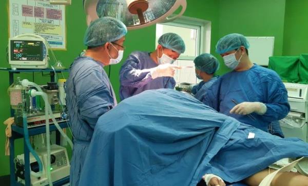 Cứu sống bệnh nhân bị đứt cổ