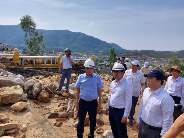 Lãnh đạo thành phố Đà Nẵng kiểm tra vụ sạt lở đất đá vùi lấp mộ ở nghĩa trang Hòa Sơn