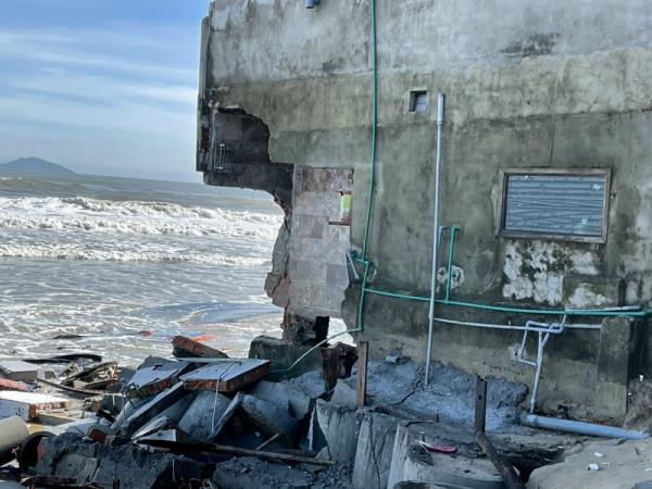 Bờ biển Cửa Đại sạt lở nặng khiến người dân Cẩm An bất an