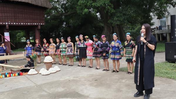 Biểu diễn thời trang Thổ cẩm Tây Nguyên bằng sợi tơ Bảo Lộc
